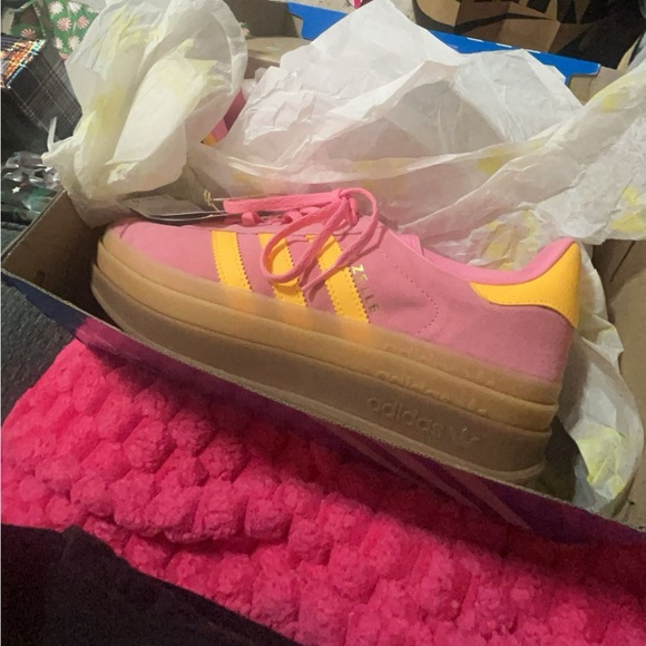 Gazelle Bold
Shoes - Picture 1 of 3